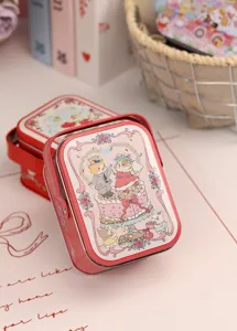Joli détail de boîte en fer-blanc rouge de mariage avec illustration de chats mignons.