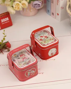 Boîte à bonbons de mariage en métal rouge avec poignée et joli motif de couple pour fête.