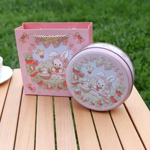 Boîte cadeau ronde en fer blanc rose avec illustration de lapin et fraise mignons pour biscuits.