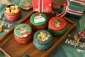 Boite ronde en metal de noel en detail avec de magnifiques motifs festifs pour cadeaux.