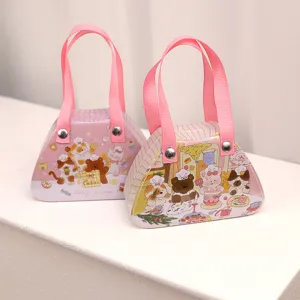 Twee schattige handtasvormige blikken doosjes voor babycadeaus of snoepjes.
