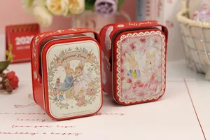 Boîte cadeau en fer-blanc rouge de mariage avec illustration de lapin pour bonbons.