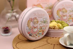 Boîte ronde en métal rose avec illustration de lapin en relief, idéale pour emballer des biscuits.