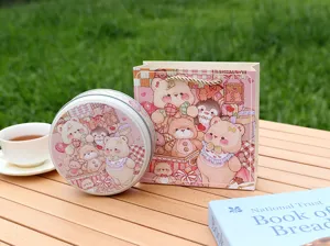 Dettaglio della scatola in latta goffrata e sacchetto regalo con illustrazioni di orsi