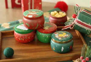 Vue détaillée de boîtes en métal de Noël avec des illustrations et motifs de fêtes.