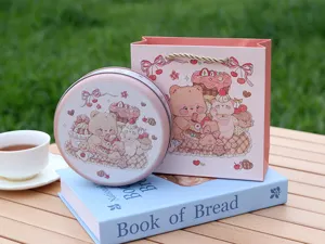 Scatola di latta rotonda e sacchetto regalo con simpatici orsetti per biscotti e dolci.