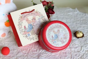 Vue détaillée de la boîte de bonbons de mariage et du sac cadeau avec motif de lapin.