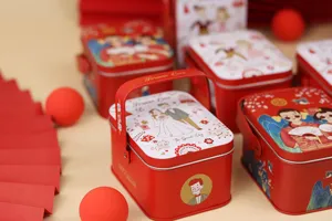 Boîte en fer-blanc de mariage rouge avec poignée, design de mariés, idéale pour bonbons et cadeaux.