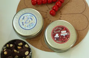 Gros plan detaille de la boite a biscuits ronde en metal remplie de croustillants cacao.