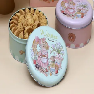 Primo piano di una scatola di latta rotonda con coniglio in rilievo per biscotti.