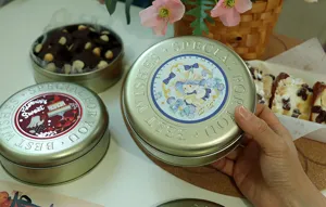 Détail de boîte cadeau de biscuits en fer blanc, conteneur en métal avec autocollant mignon.