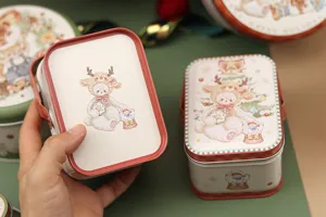 Boîte en fer-blanc de Noël avec illustration d'ours mignon pour emballage cadeau détail.