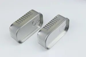 Vue détaillée de la boîte métallique en forme de sardine, rangement créatif pour papeterie.
