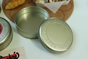 Vue détaillée de la boîte en métal ronde, matériau en fer-blanc lisse, idéale pour les biscuits.