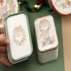 Boîte à bonbons en fer-blanc avec couronne de Noël pour emballage de cadeaux.