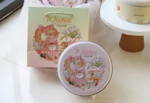 Primo piano di una scatola di latta rotonda in rilievo con un dolce coniglietto disegnato