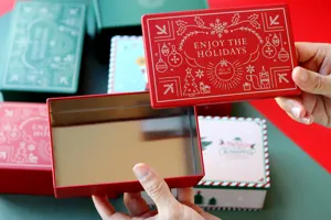 Boîte cadeau rectangulaire en métal de Noël en détail, idéale pour biscuits et emballages de fêtes.