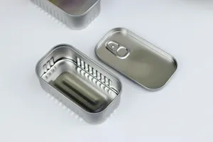 Boîte en fer blanc vide style sardine avec couvercle, idéale pour papeterie et petits objets.