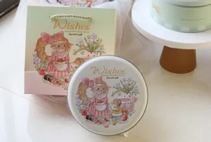 Primo piano della scatola di latta rotonda con coniglio e borsa regalo