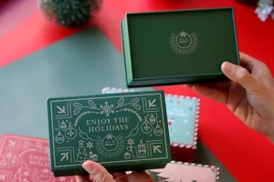 Vue detaille de la boite cadeau rectangulaire en metal avec un joli motif de Noel.