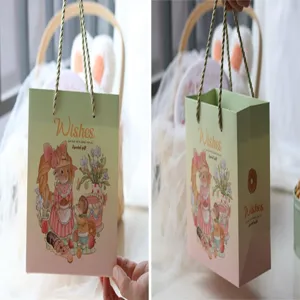 Vista frontale e laterale del sacchetto regalo in carta con coniglio per i biscotti