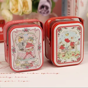 Boîte en fer blanc de bonbons de mariage rouge avec de jolies illustrations d'animaux et poignée.