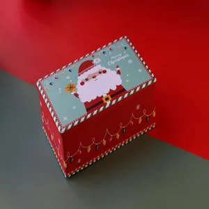Gros plan de la boîte en fer-blanche de Noël avec le Père Noël et des lumières festives.