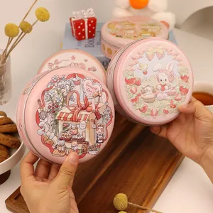 Boite ronde en fer blanc pour biscuits et bonbons, design de boite cadeau rose avec jolie illustration.