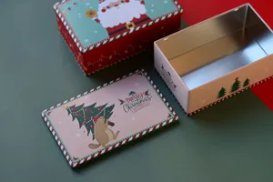 Vue détaillée de la boîte en métal rectangulaire de Noël avec des motifs de fêtes.