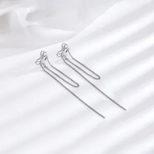 Detailaufnahme der eleganten silbernen langen Quasten-Ohrclips mit Schleife und Mondstein.