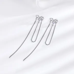 Elegante silberne Quastenohrringe mit zartem Schleifendesign und schillerndem Mondstein.