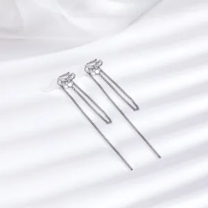 Detailansicht langer silberner Quasten-Ohrmanschetten mit glänzendem Schleifendesign.