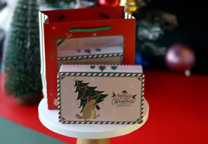 Boîte en fer-blanc rectangulaire de Noël pour biscuits et bonbons avec un joli design.