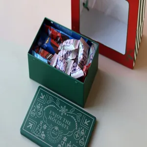 Boite en metal rectangulaire de Noel vue detaillee, contenant cadeau pour bonbons et biscuits.