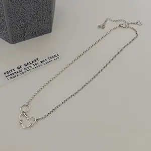 Detailaufnahme einer Vintage Silberhalskette mit Herzanhänger und Perlenkette