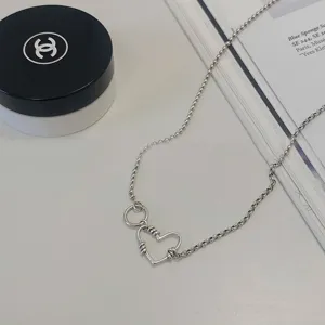 Detailaufnahme eines hohlen Herzanhängers im thailändischen Silberstil an einer Kugelkette