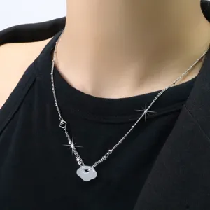 Primo piano di una squisita collana con ciondolo Ruyi in giada bianca su catena argento