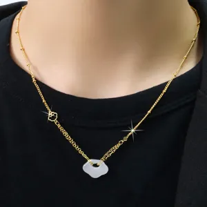 Elegante collana placcata oro con pendente serratura in calcedonio bianco indossata da modella.