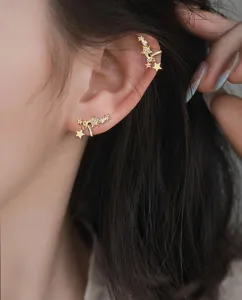 Κοντινό πλάνο από κομψά ear cuffs Μεγάλη Άρκτος με λαμπερά στρας στο μοντέλο