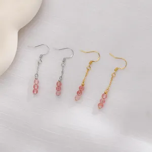 Detailansicht der rosa Erdbeerkristall-Ohrhänger mit silbernen und goldenen Haken