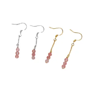 Lange Quasten-Ohrhänger mit rosa Erdbeerkristall in Gold- und Silber-Optik