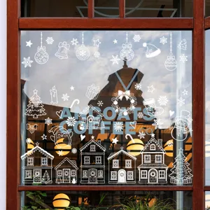 Weiße weihnachtliche statische Fensteraufkleber an einer Glasscheibe eines Cafés