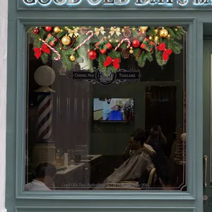 Autocollant de guirlande de Noël festif posé sur une vitrine de magasin en verre