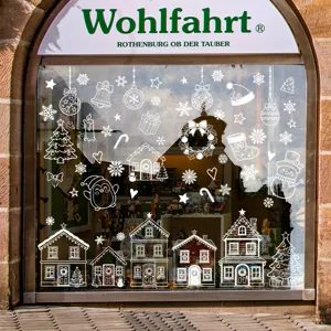 Detailansicht weißer Weihnachtsfenster-Sticker mit Schneeflocken und Häusern Dekoration