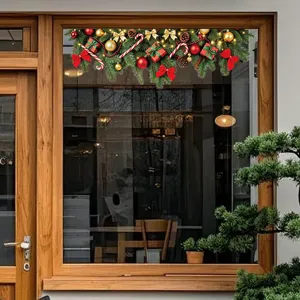 Autocollant de fenêtre de Noël avec branches de pin et ornements vue détaillée