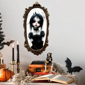 Detailweergave van een gothic horror-meisjesmuursticker in een Halloween-decoratie.