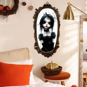 Gothische horror meisje muursticker in een gezellige slaapkamer met Halloween decoratie.