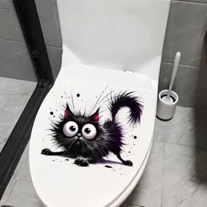 Detailansicht eines lustigen schwarzen Katzenaufklebers auf einem weißen Toilettendeckel