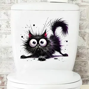 Lustiger schwarzer Katzenaufkleber mit großen Augen auf einem weißen Toilettenspülkasten