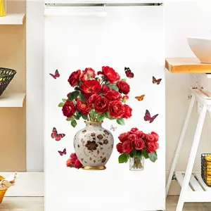 Gedetailleerd overzicht van bloemenvaas en vlinder muurstickers op een witte koelkast.